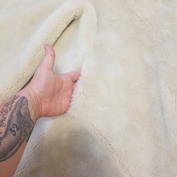 🔴LOWEST!🍁Vintage Milano M, Luxurious Faux Fur Oversized Coat! - Picture 6 of 16